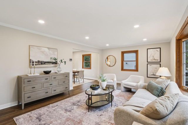 9936 N Concord DRIVE, Mequon, WI 53097