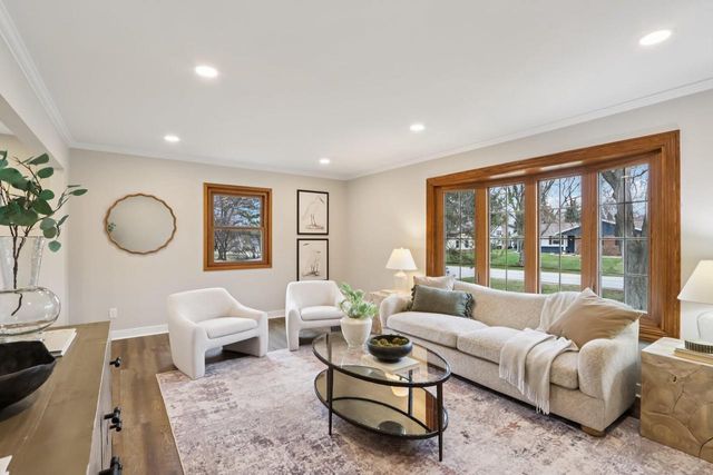 9936 N Concord DRIVE, Mequon, WI 53097