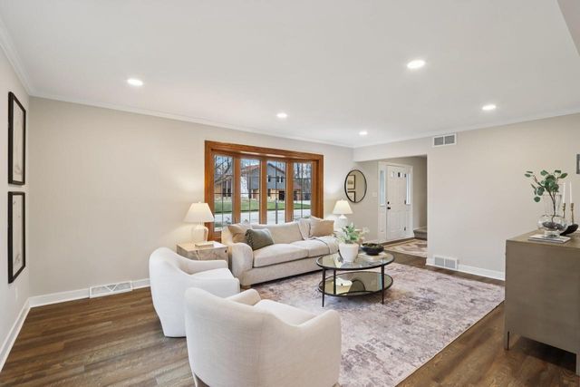 9936 N Concord DRIVE, Mequon, WI 53097