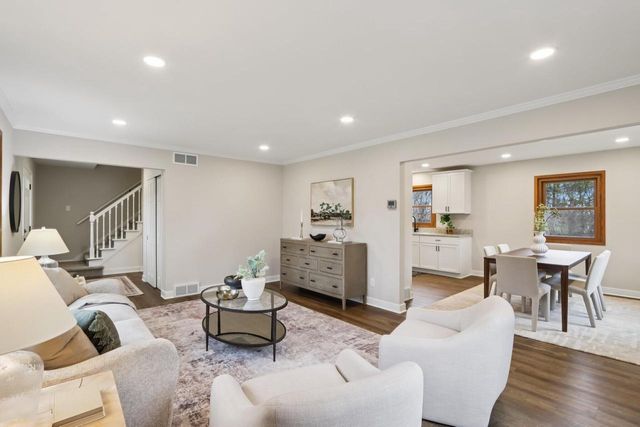 9936 N Concord DRIVE, Mequon, WI 53097