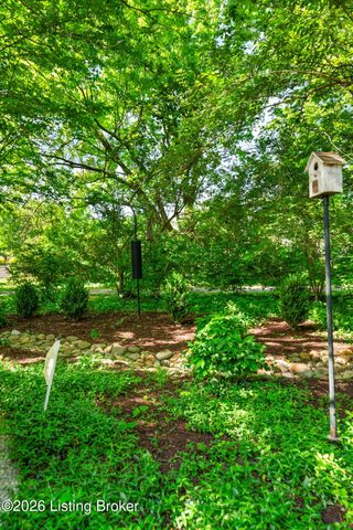 1622 Two Springs Pl, Louisville, KY 40207