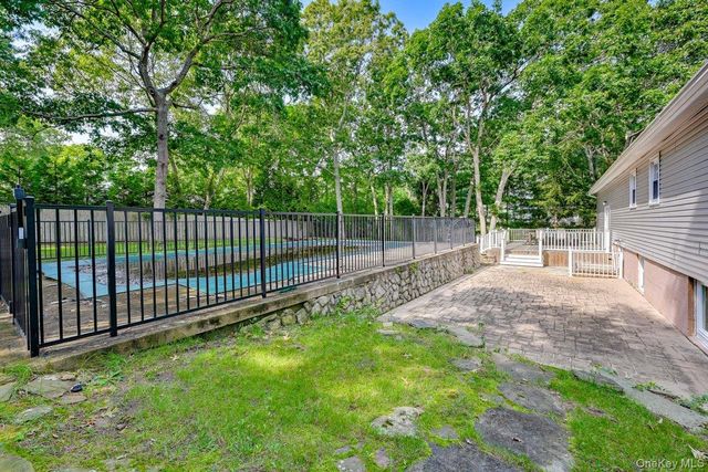 2 Fairview Road, Hampton Bays, NY 11946