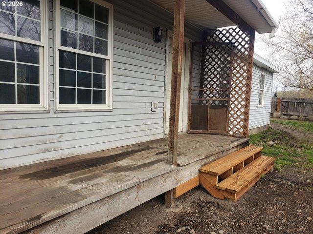 907 S COLLEGE St, Joseph, OR 97846