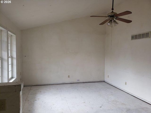 907 S COLLEGE St, Joseph, OR 97846