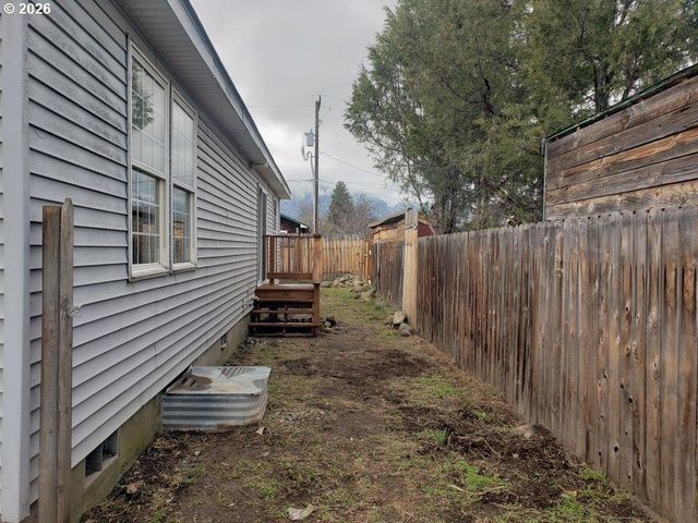 907 S COLLEGE St, Joseph, OR 97846