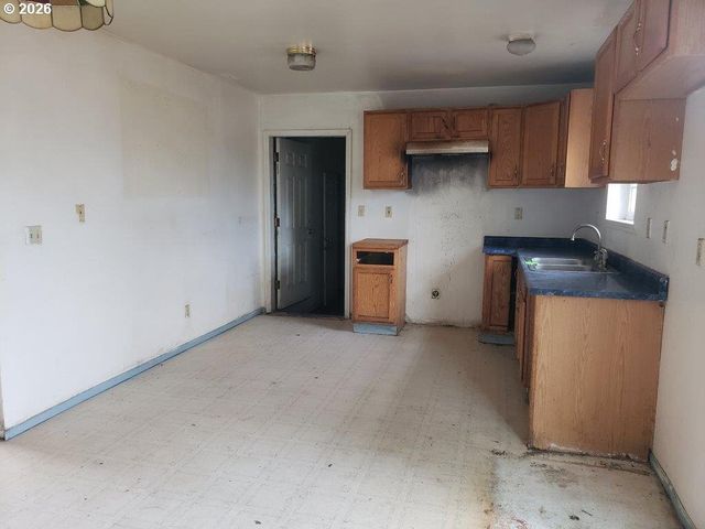 907 S COLLEGE St, Joseph, OR 97846