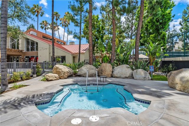 5525 Canoga Avenue 218, Woodland Hills, CA 91367