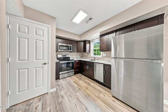 8319 Damascus Cir, Louisville, KY 40228