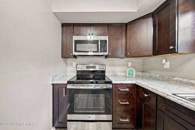 8319 Damascus Cir, Louisville, KY 40228