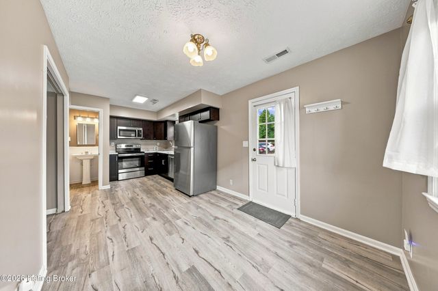 8319 Damascus Cir, Louisville, KY 40228