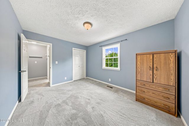 8319 Damascus Cir, Louisville, KY 40228