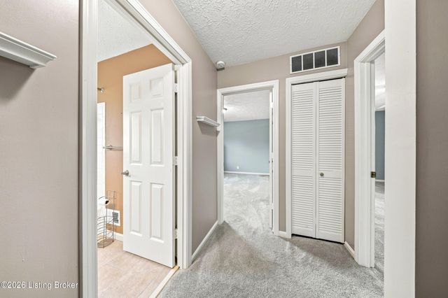 8319 Damascus Cir, Louisville, KY 40228
