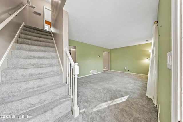 8319 Damascus Cir, Louisville, KY 40228