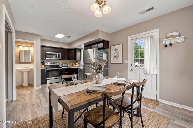 8319 Damascus Cir, Louisville, KY 40228