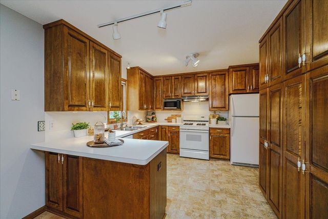 1060 Dennis Street S, Maplewood, MN 55119