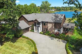 3403 Chickering Lane, Bloomfield Charter Township, MI 48302