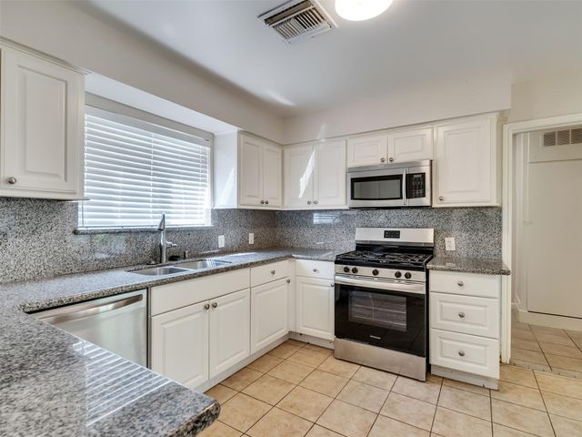 3015 Inwood Drive, Dickinson, TX 77539