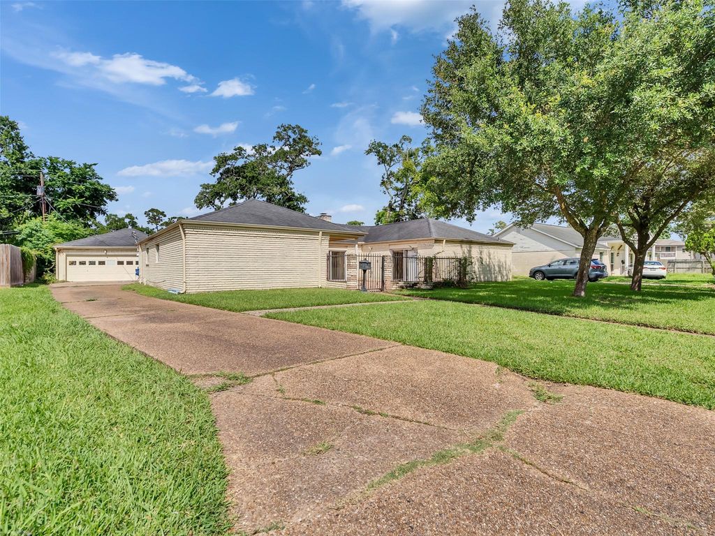 3015 Inwood Drive, Dickinson, TX 77539