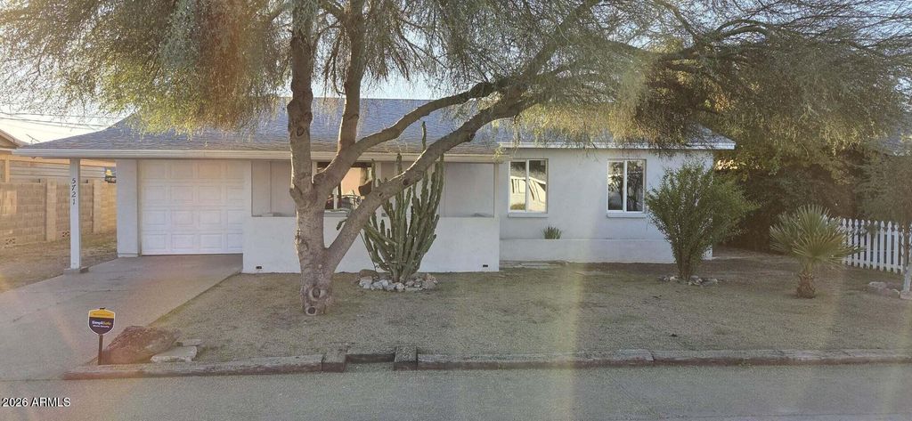 5721 W CHEERY LYNN Road, Phoenix, AZ 85031 — photo 3