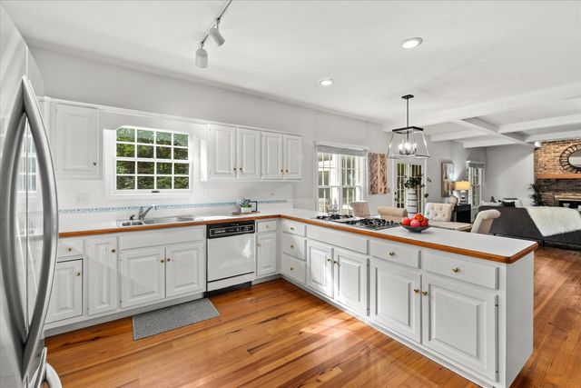 501 Pin Oak Court, St. Charles, IL 60174