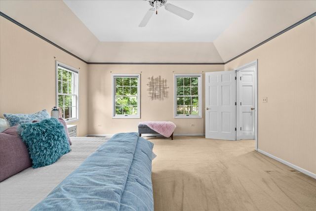 501 Pin Oak Court, St. Charles, IL 60174