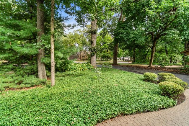 501 Pin Oak Court, St. Charles, IL 60174