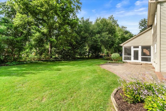 501 Pin Oak Court, St. Charles, IL 60174