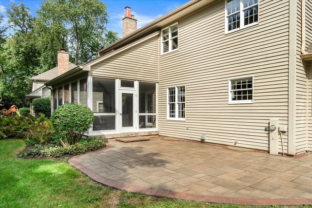 501 Pin Oak Court, St. Charles, IL 60174