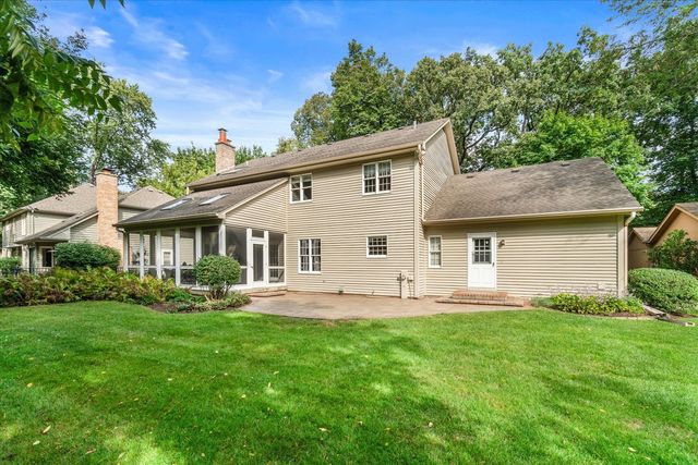 501 Pin Oak Court, St. Charles, IL 60174
