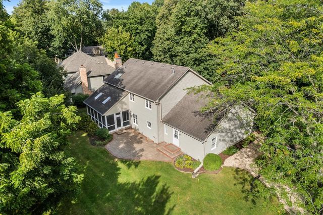 501 Pin Oak Court, St. Charles, IL 60174