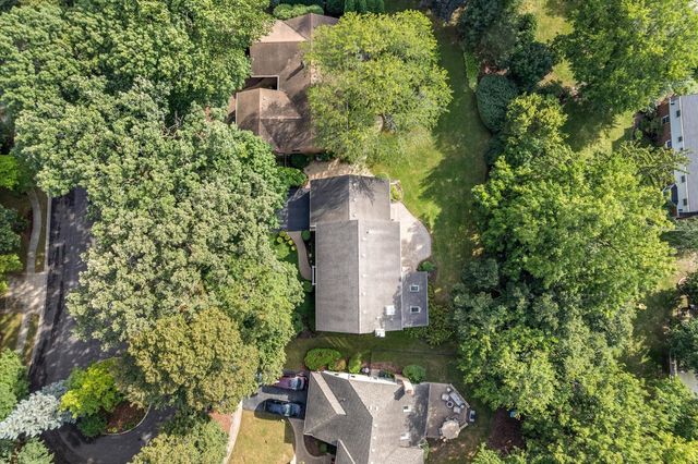 501 Pin Oak Court, St. Charles, IL 60174