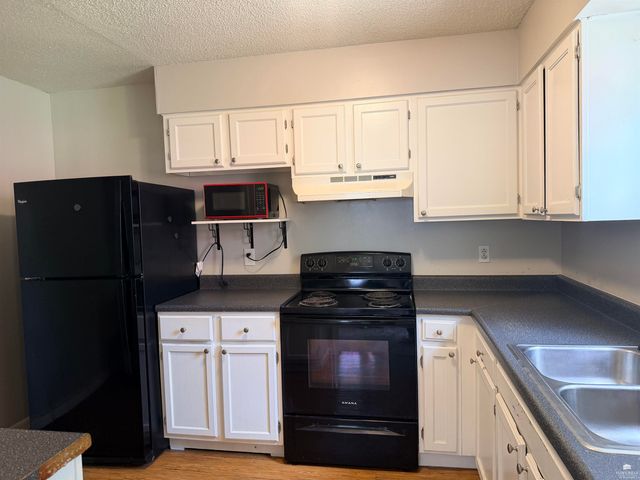 3211 Valleywood Drive, Manhattan, KS 66502