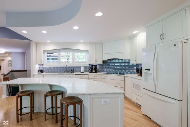 9202 Fanchon Drive, Zionsville, IN 46077