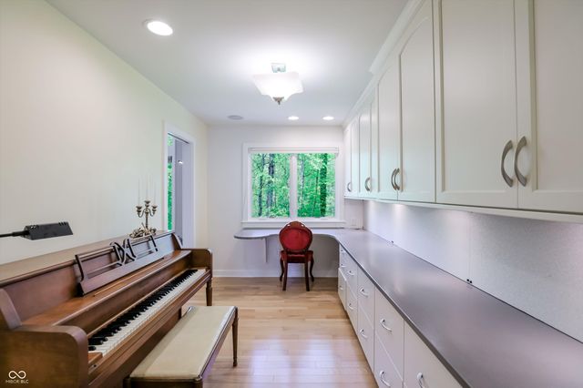 9202 Fanchon Drive, Zionsville, IN 46077