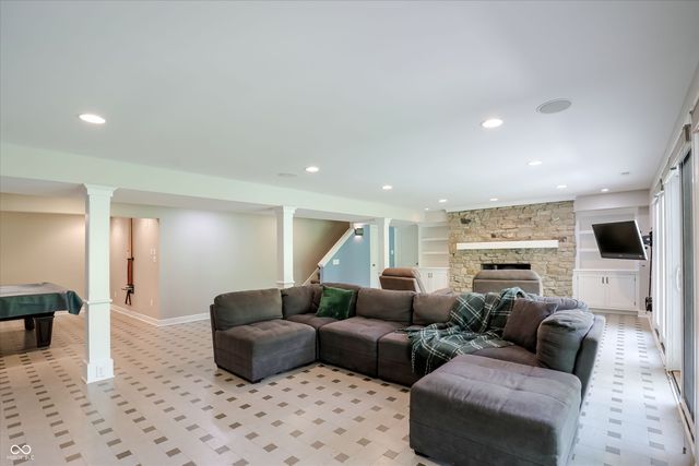 9202 Fanchon Drive, Zionsville, IN 46077