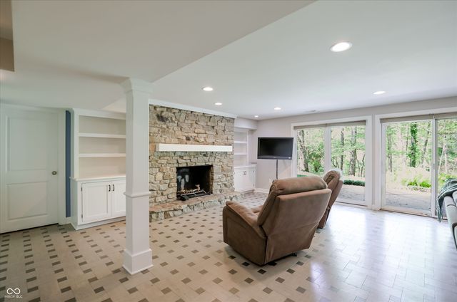 9202 Fanchon Drive, Zionsville, IN 46077
