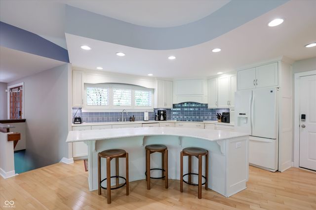 9202 Fanchon Drive, Zionsville, IN 46077