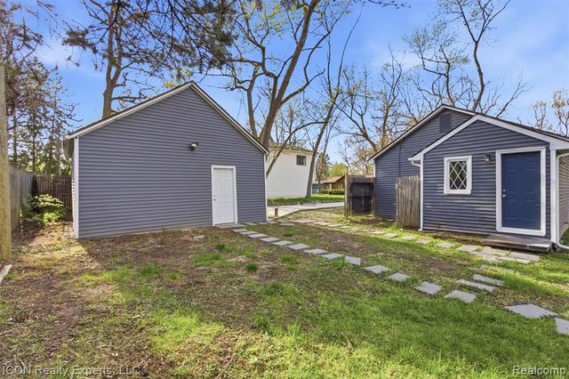 6759 Buckland Avenue, West Bloomfield, MI 48324