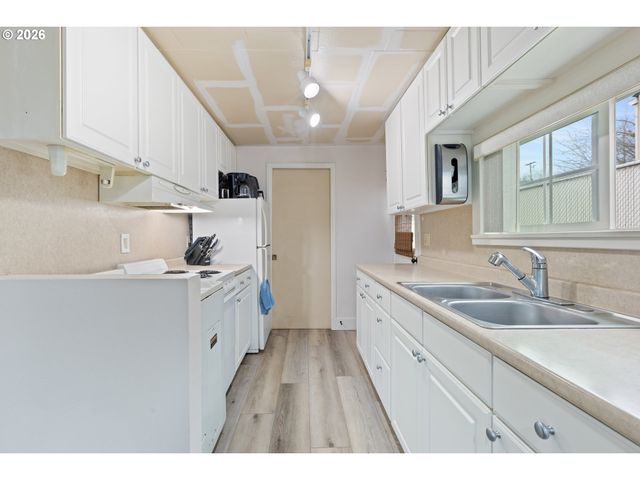 1718 Nw CROUCH St, Roseburg, OR 97471