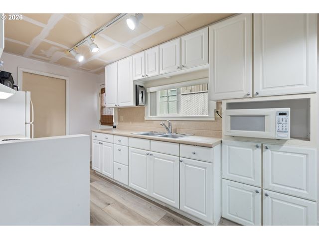 1718 Nw CROUCH St, Roseburg, OR 97471