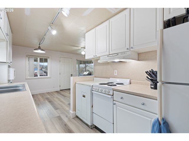 1718 Nw CROUCH St, Roseburg, OR 97471