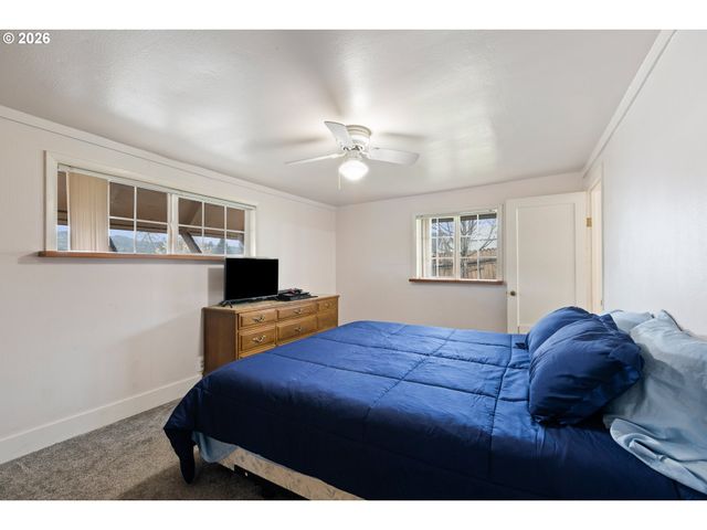 1718 Nw CROUCH St, Roseburg, OR 97471