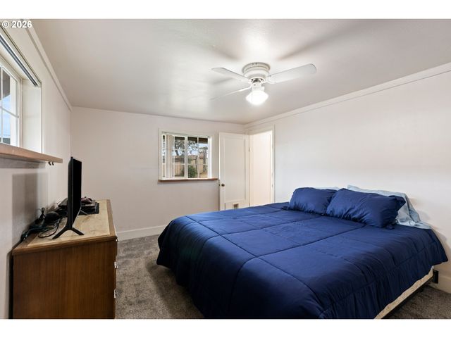 1718 Nw CROUCH St, Roseburg, OR 97471