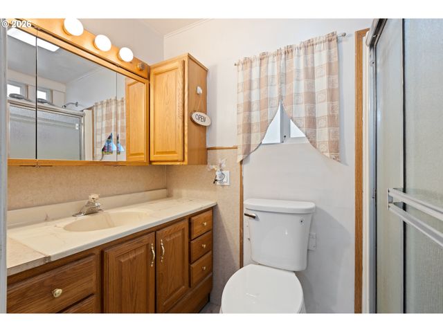 1718 Nw CROUCH St, Roseburg, OR 97471