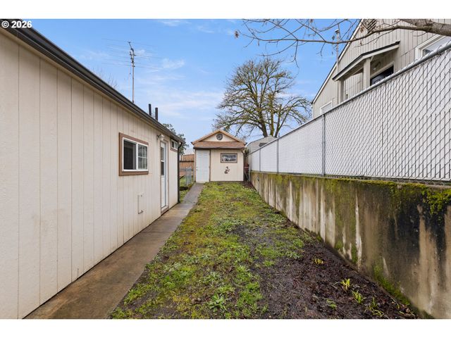 1718 Nw CROUCH St, Roseburg, OR 97471