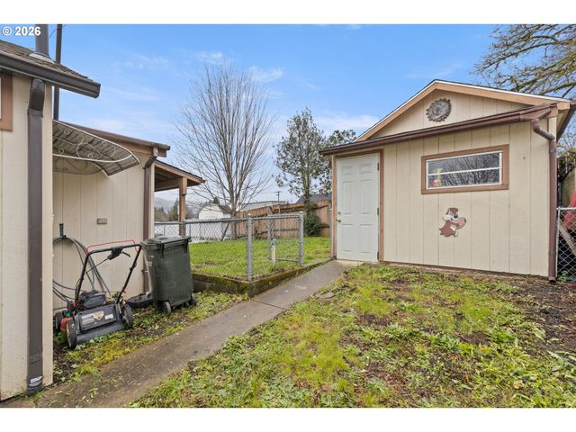 1718 Nw CROUCH St, Roseburg, OR 97471