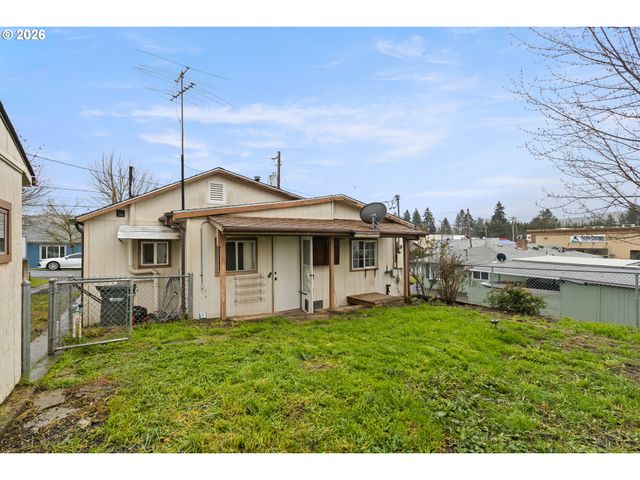 1718 Nw CROUCH St, Roseburg, OR 97471