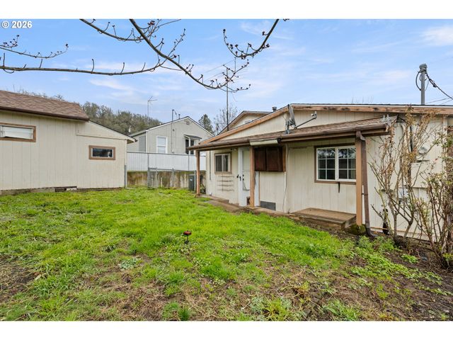 1718 Nw CROUCH St, Roseburg, OR 97471