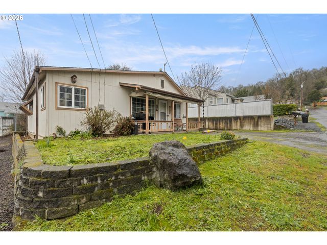 1718 Nw CROUCH St, Roseburg, OR 97471