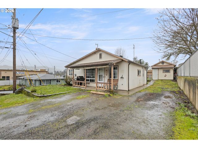 1718 Nw CROUCH St, Roseburg, OR 97471